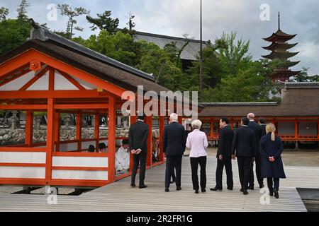 Hatsukaichi, Giappone. 19 maggio, 2023. Il gruppo dei sette leader si fermerà per ascoltare i musicisti che suonano il tradizionale Gagaku durante un tour al Santuario di Itsukushima sull'Isola di Miyajima, il primo giorno del Summit del G7, il 19 maggio 2023 a Hatsukaichi, Giappone. In piedi da sinistra: Il primo ministro canadese Justin Trudeau, Stati Uniti Il presidente Joe Biden, il presidente della Commissione europea Ursula von der Leyen, il primo ministro giapponese Fumio Kishida il primo ministro britannico Rishi Sunak, il cancelliere tedesco OLAF Schotz, il presidente francese Emmanuel Macron e il primo ministro italiano Giorgia Meloni. Credit: Foto piscina/G7 Hiroshima/Alamy L Foto Stock