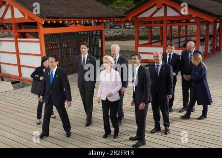 Hatsukaichi, Giappone. 19 maggio, 2023. Gruppo di sette leader in un tour al Santuario Itsukushima sull'isola di Miyajima durante il primo giorno del G7 Summit, 19 maggio 2023 a Hatsukaichi, Giappone. Da sinistra: Il primo ministro giapponese Fumio Kishida, il primo ministro canadese Justin Trudeau, il presidente della Commissione europea Ursula von der Leyen, Stati Uniti Il presidente Joe Biden, il primo ministro britannico Rishi Sunak, il cancelliere tedesco OLAF Schotz, il presidente francese Emmanuel Macron, il presidente del Consiglio europeo Charles Michel, il presidente francese Emmanuel Macron e il primo ministro italiano Giorgia Meloni. Credito: Pool Pho Foto Stock