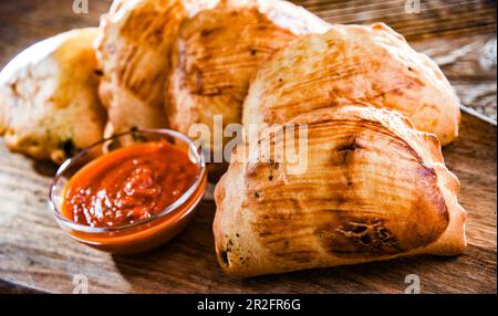 Composizione con un piatto di pierogi al forno Foto Stock