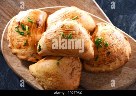 Composizione con un piatto di pierogi al forno Foto Stock