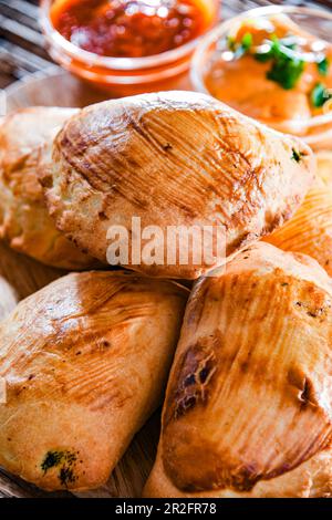 Composizione con un piatto di pierogi al forno Foto Stock