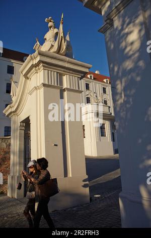 I visitatori camminano attraverso la porta del Castello di Bratislava, Bratislava, Slovacchia. Foto Stock