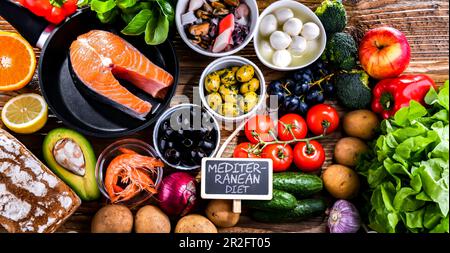 Prodotti alimentari che rappresentano la dieta mediterranea e che possono migliorare lo stato di salute generale Foto Stock