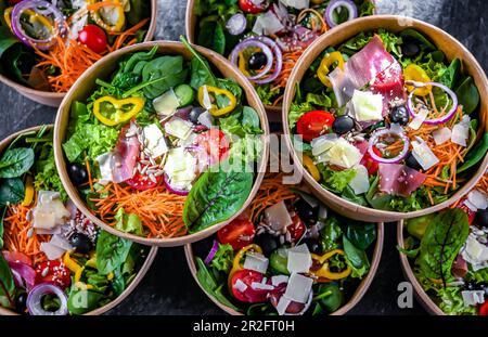 Scatole di carta rotonda con insalate di verdure preconfezionate pronte per la vendita Foto Stock