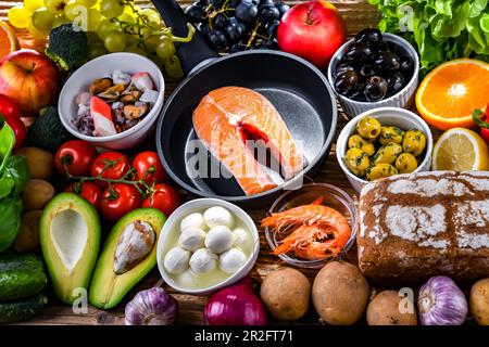Prodotti alimentari che rappresentano la dieta mediterranea e che possono migliorare lo stato di salute generale Foto Stock