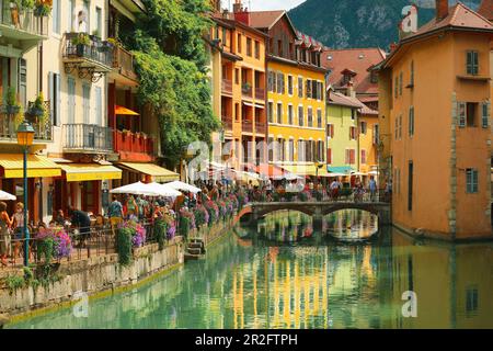 Annecy, Francia, - 22 agosto 2020: Case medievali colorate riflesse nelle acque del canale di Annecy, Francia Foto Stock