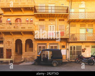 Facciata della vecchia casa haveli a Jaisamer. Jaisalmer è conosciuta come Golden City in India Foto Stock