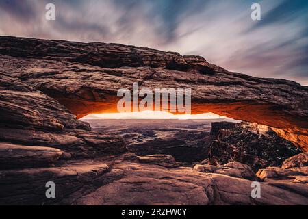 Alba al Mesa Arch nel Canyonlands National Park, Utah, Stati Uniti, Nord America Foto Stock