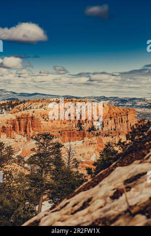 Formazioni rocciose nel Bryce Canyon con neve, Utah, Stati Uniti, Nord America Foto Stock