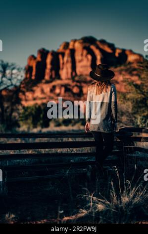 Donna è in piedi a Sedona, Arizona, Stati Uniti, Nord America, America Foto Stock