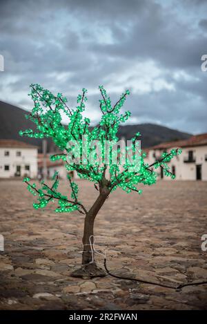 Kitschy illuminato albero di Natale a Plaza Mayor, Villa De Leyva, Boyacá, Colombia, Sud America Foto Stock