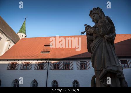 Statua di Marien nel cortile interno di Sant'Anna Munster, monastero di Heiligkreuztal (ex abbazia cistercense), Altheim vicino a Riedlingen, alta Svevia, Ba Foto Stock