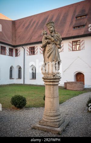 Statua di Marien nel cortile interno di Sant'Anna Munster, monastero di Heiligkreuztal (ex abbazia cistercense), Altheim vicino a Riedlingen, alta Svevia, Ba Foto Stock