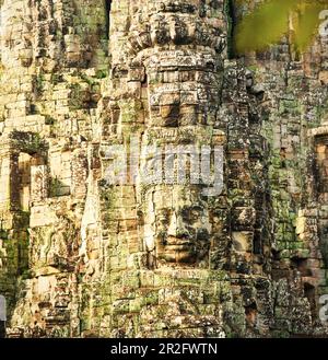 Facce sorridenti del tempio di Bayon in Angkor Thom antica rovina vicino Angkor Wat, Siem Reap, Cambogia Foto Stock