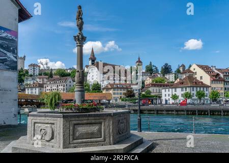Fontana sul fiume Reuss a Lucerna, Svizzera | Panorama Lucerna, fiume Reuss, Svizzera Foto Stock