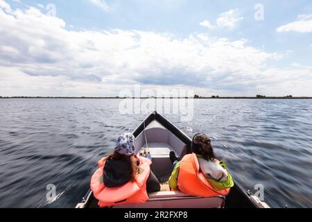 Turisti in barca nel Delta del Danubio a Lacul Trei Iezere, Mila 23, Tulcea, Romania. Foto Stock