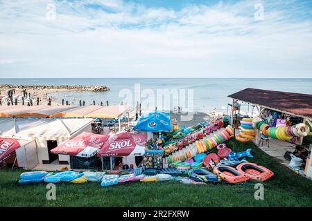 Costa del Mar Nero: Bancarelle sulla spiaggia, Olimpo, Constanta County, Romania. Foto Stock