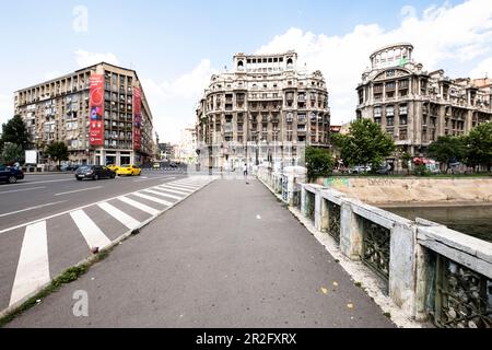 Ponte e scena stradale a Bucarest, Romania. Foto Stock