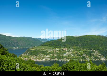 Vista aerea sulla Morcote con il Lago alpino di Lugano e la montagna in una giornata di sole in Ticino, Svizzera Foto Stock