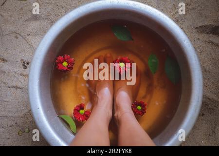 Piedi in acqua, trattamento, relax alla spa, concetto di benessere Foto Stock