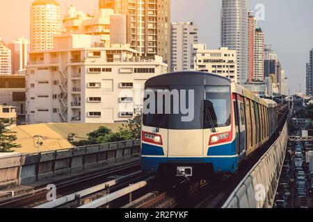 Lo Sky Train BTS è in funzione nel centro di Bangkok. Lo Sky train è la modalità di trasporto più veloce di Bangkok Foto Stock