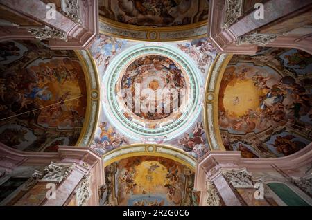 Cupola con affresco a soffitto nella Collegiata di Poellau, Stiria, Austria Foto Stock