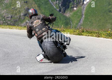 Moto con gomme larghe, sulla strada sul tortuoso Passo Nufenen nelle Alpi, popolare percorso motociclistico, Ulrichen, Obergoms, Canton Vallese Foto Stock