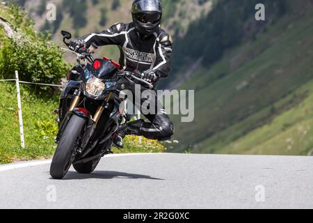 Moto sul passo tortuoso di Nufenen nelle Alpi, popolare percorso motociclistico, Ulrichen, Obergoms, Canton Vallese, Svizzera Foto Stock