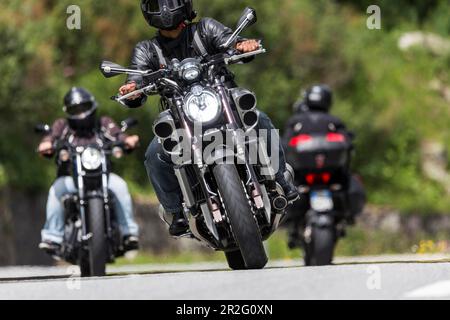 Moto sul passo tortuoso di Nufenen nelle Alpi, popolare percorso motociclistico, Ulrichen, Obergoms, Canton Vallese, Svizzera Foto Stock