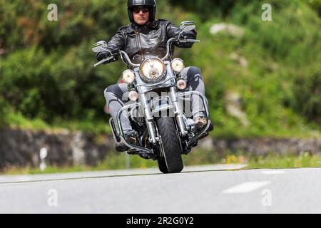 Moto sul passo tortuoso di Nufenen nelle Alpi, popolare percorso motociclistico, Ulrichen, Obergoms, Canton Vallese, Svizzera Foto Stock