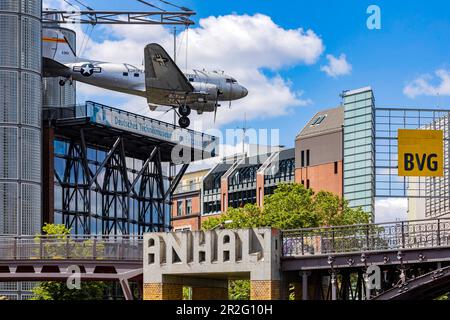 Museo tedesco della tecnologia Berlino, DTMB, Museo dei Trasporti e della tecnologia, vista esterna con il bombardiere sultana, Berlino, Germania Foto Stock