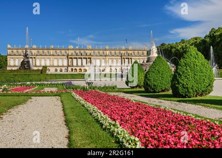 Parco con confini fioriti e Palazzo Herrenchiemsee, Herrenchiemsee, Chiemsee, alta Baviera, Baviera, Germania Foto Stock