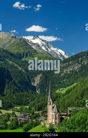 Chiesa di Heiligenblut con Grossglockner, Heiligenblut, Glockner Group, Hohe Tauern, Parco Nazionale Hohe Tauern, Carinzia, Austria Foto Stock