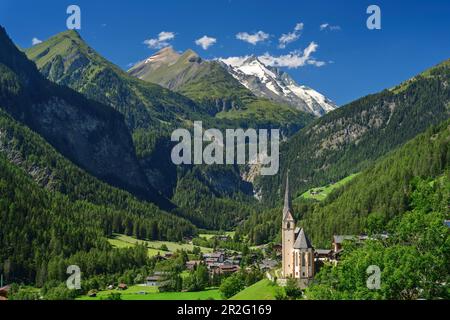 Chiesa di Heiligenblut con Grossglockner, Heiligenblut, Glockner Group, Hohe Tauern, Parco Nazionale Hohe Tauern, Carinzia, Austria Foto Stock