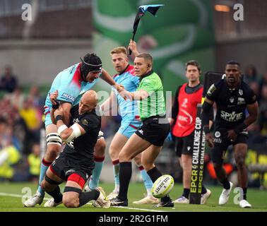 Sergio Parisse di RC Toulon afferra il JP du Preez dei guerrieri di Glasgow durante la finale della ECPR Challenge Cup allo stadio Aviva di Dublino. Data immagine: Venerdì 19 maggio 2023. Foto Stock
