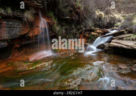 Una delle tante piccole cascate che si trovano in tutto il Brecon Beacons nel Galles del Sud nel Regno Unito Foto Stock
