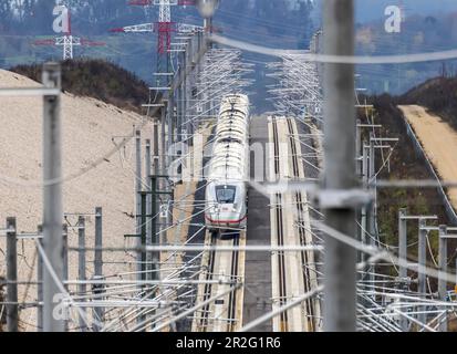 Nuova linea ferroviaria ad alta velocità tra Wendlingen e Ulm, ICE su pista aperta, Holzmaden, Baden-Wuerttemberg, Germania Foto Stock