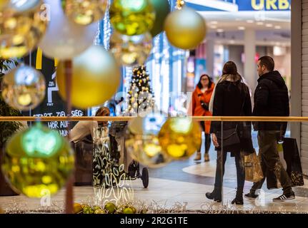 Shopping natalizio con decorazioni natalizie, centro commerciale Milaneo, Stoccarda, Baden-Wuerttemberg, Germania Foto Stock