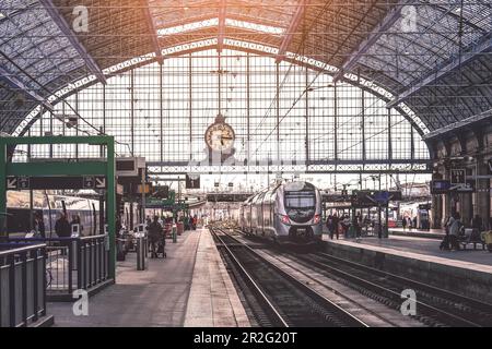 Bordeaux, Francia - 27 ottobre 2017: I treni sono arrivati nella stazione centrale di Bordeaux-Saint-Jean. L'attuale edificio della stazione è stato aperto nel 1898 Foto Stock