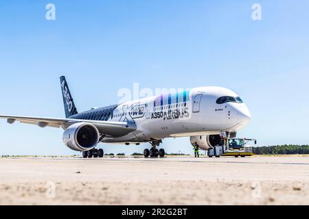 AIRBUS industrie, AIRBUS A350-900 sul tarmac dell'aeroporto, ILA Berlin Air Show, Berlin International Aerospace Exhibition, Schoenefeld, Brandeburgo Foto Stock