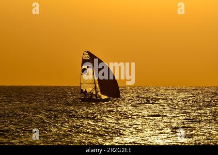 Barca a vela sull'Atlantico al crepuscolo, Vilamoura, Algarve, Portogallo Foto Stock