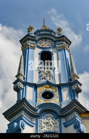 Torre della chiesa blu con ricche decorazioni a Dürnstein, Wachau, Austria Foto Stock