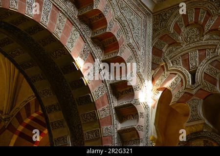 Un raggio di sole cade sugli archi della Moschea-Cattedrale, Cordoba, Andalusia, Spagna Foto Stock