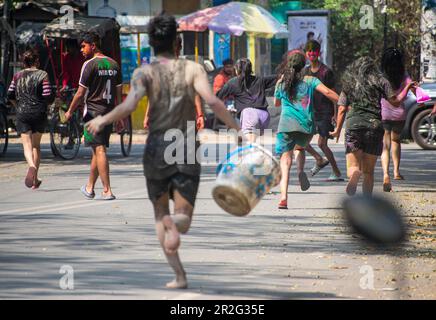 I Revellers che palpano il fango per celebrare Holi, il festival primaverile indù dei colori, a Guwahati, Assam, India, il 7 marzo 2023 Foto Stock