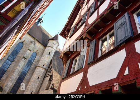 An der Pfarrkirche St Martin in der Altstadt von Forchheim, Fachwerk, Häuser, Ober-Franken, Bayern, Germania Foto Stock