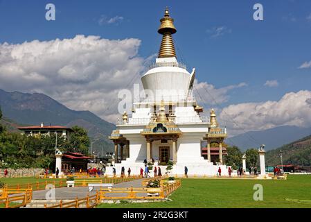 Nel 1974 lo Stupa National Memorial Chorten fu costruito dalla Regina Madre del terzo re Jigme Dorji Wangchuk in memoria di suo figlio. Molte persone com Foto Stock