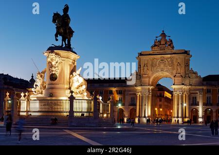 La statua equestre del re Dom José i si trova al centro della Praca do Comercio dal 1775. Foto Stock