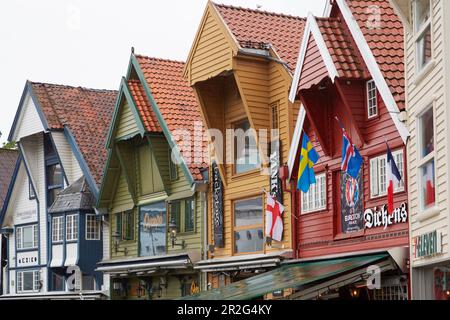 Case colorate in legno sul lungomare del porto di Stavanger, Rogaland, Norvegia, Europa Foto Stock