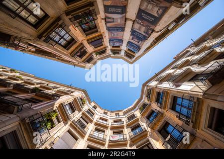 Placa de Milans, vista delle case dal basso, prospettiva rana, architettura, Barcellona, Catalogna, Spagna Foto Stock