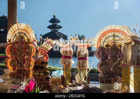 Offerte agli dei indù nel complesso tematico di Bratan, Bali, Indonesia, Asia sudorientale, Asia Foto Stock